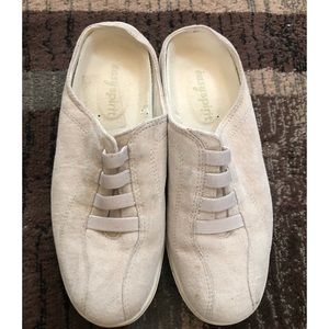 Easy spirit women’s  slip on sneakers. Size 6 1/2